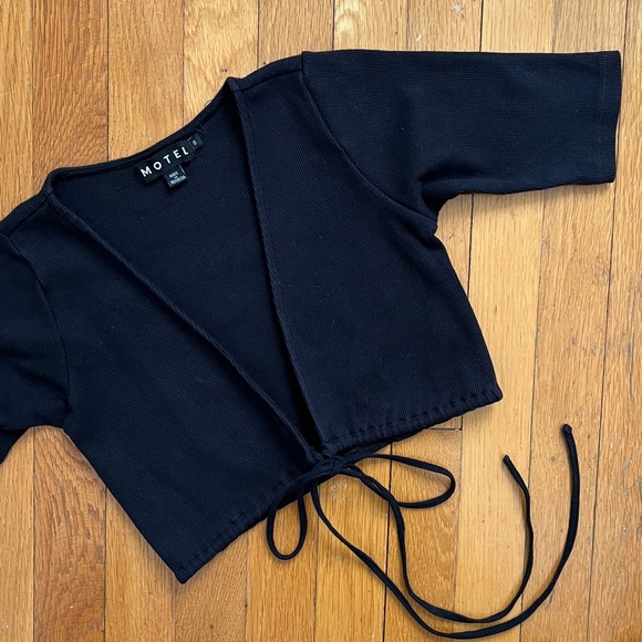 Motel Quarter Sleeve Tight Fit Tie Front Open V Crop Top Blouse Tee Size S - Picture 11 of 12